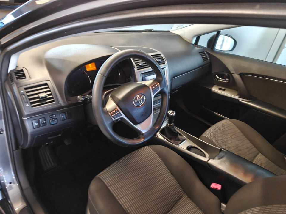 Toyota Avensis 2,0 D-4D TX stc. 5d