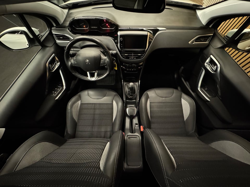 Peugeot 2008 1,2 e-THP 110 Allure Sky 5d