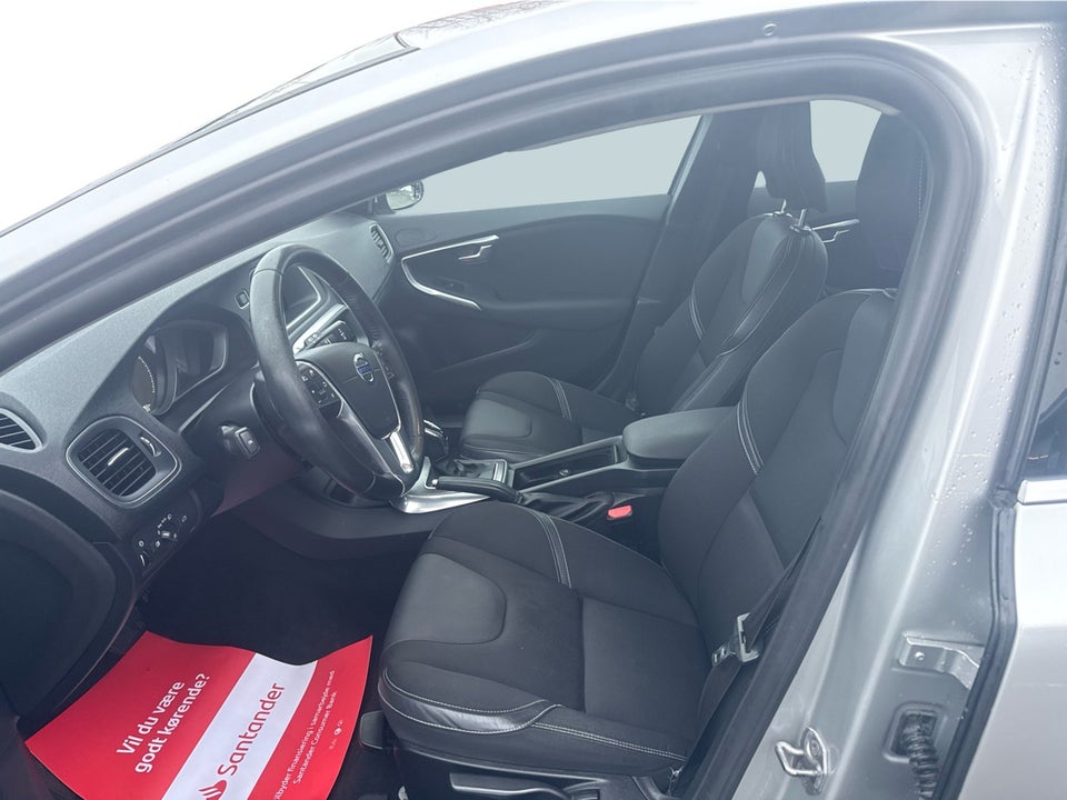 Volvo V40 2,0 D3 150 Momentum aut. 5d