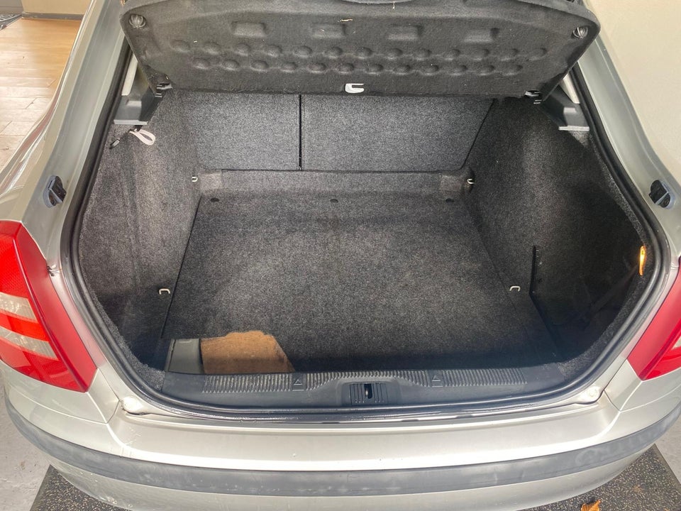 Skoda Octavia 1,6 FSi Ambiente 5d