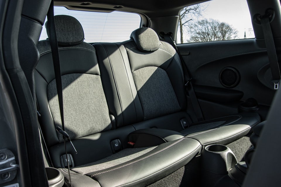 MINI Cooper SE Essential 3d