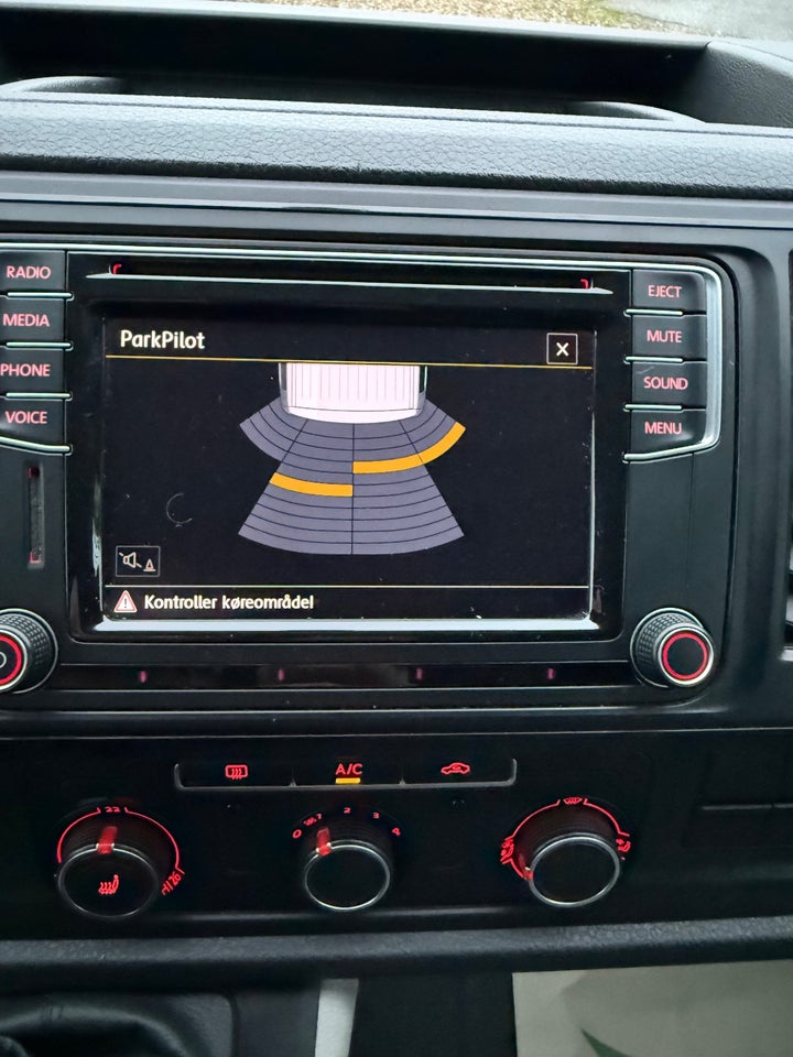 VW Transporter 2,0 TDi 140 Kassevogn lang