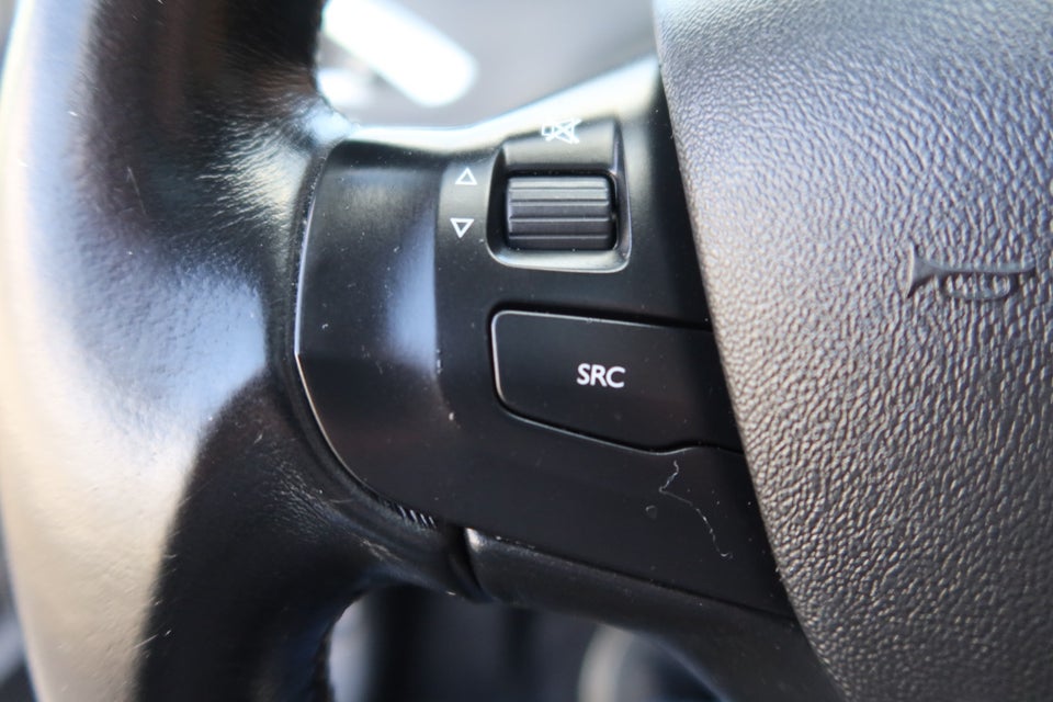 Peugeot 2008 1,6 BlueHDi 100 Allure Sky 5d