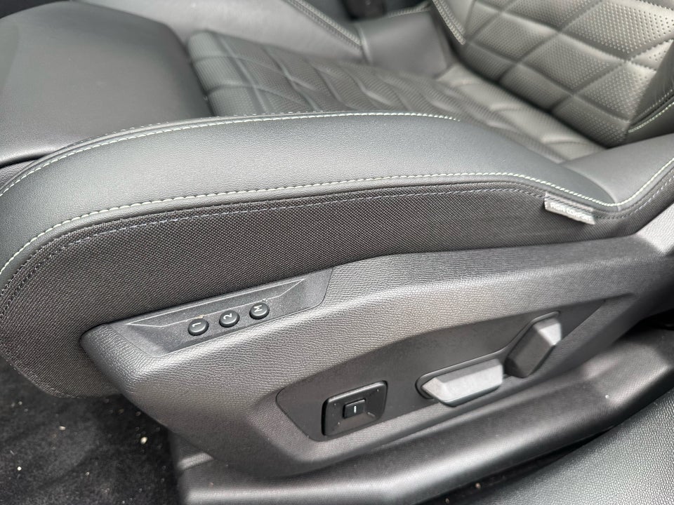 Peugeot e-3008 77 GT Pack 5d