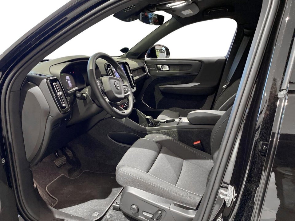 Volvo EX40 Standard Range Black Edition 5d