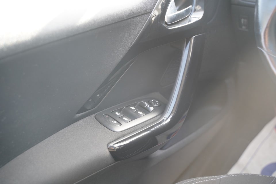 Peugeot 208 1,6 BlueHDi 100 Desire Sky 5d