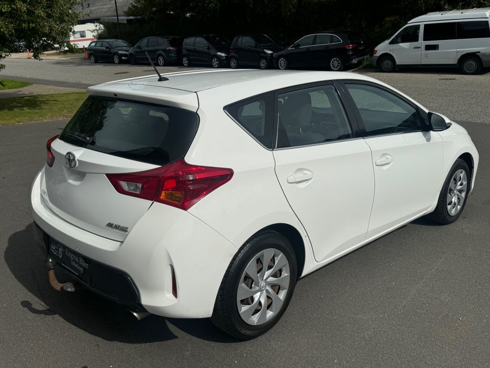 Toyota Auris 1,6 T2+ Skyview 5d