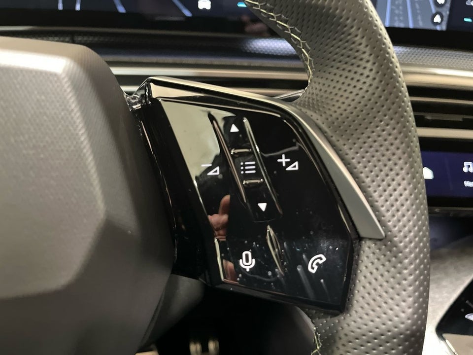 Peugeot e-3008 77 GT Pack 5d