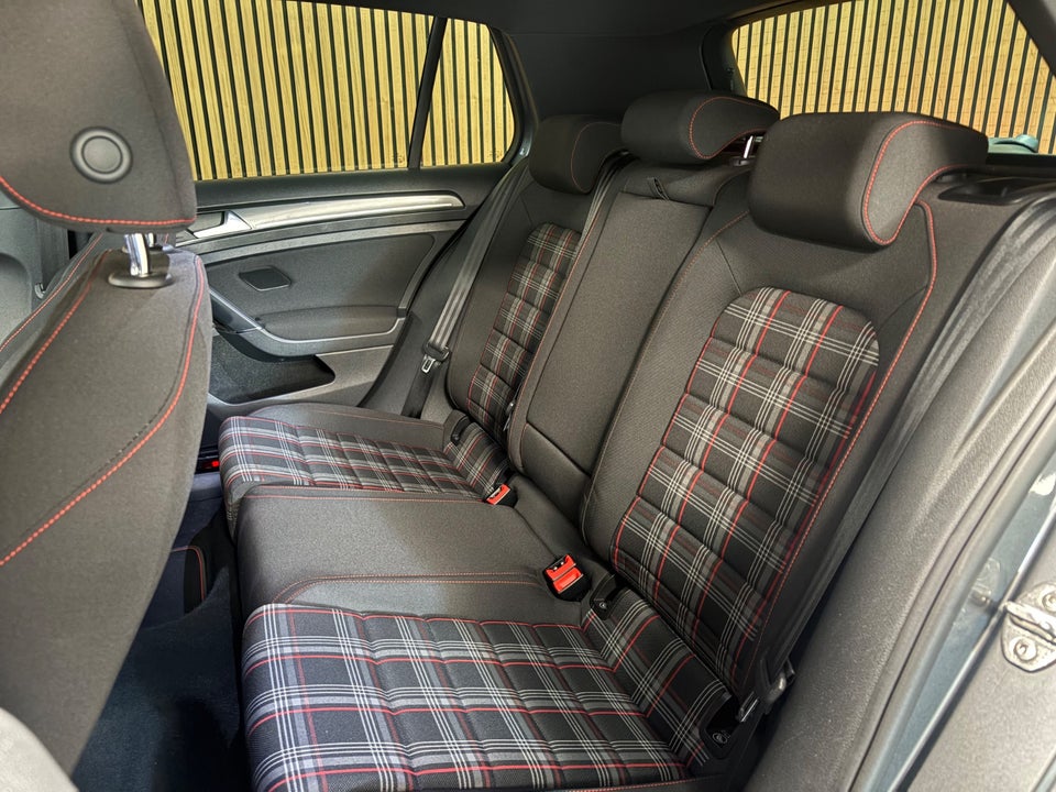 VW Golf VII 2,0 GTi Performance DSG 5d
