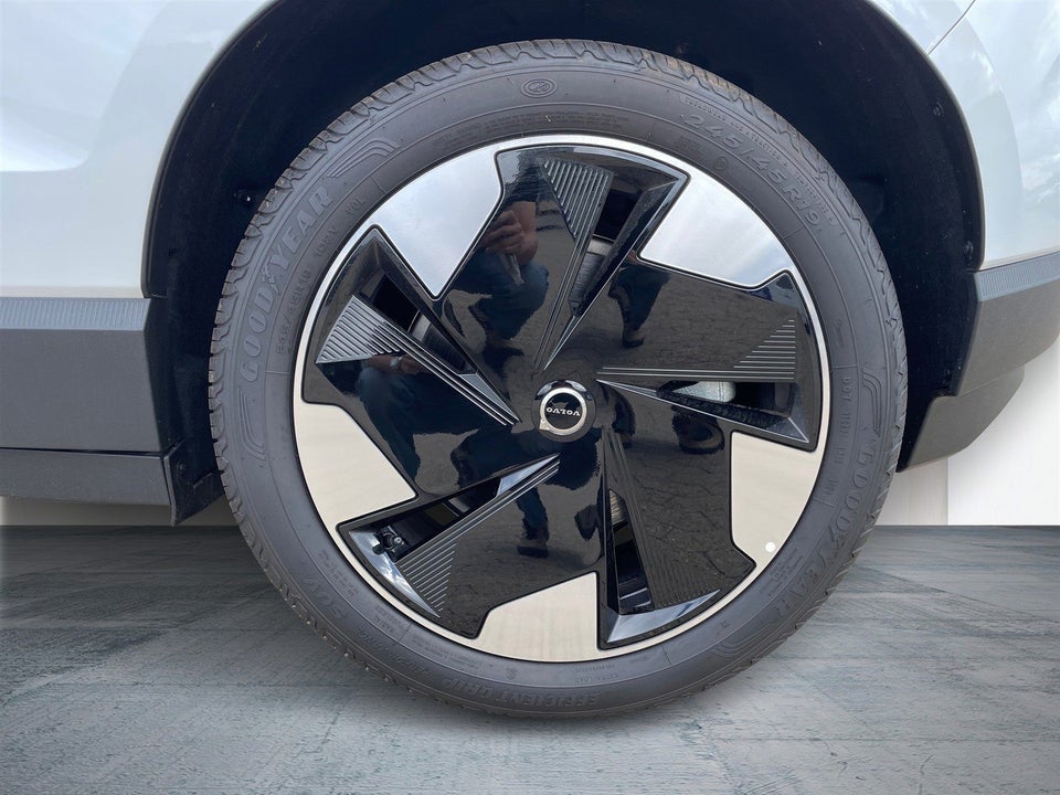 Volvo EX30 Extended Range Plus 5d