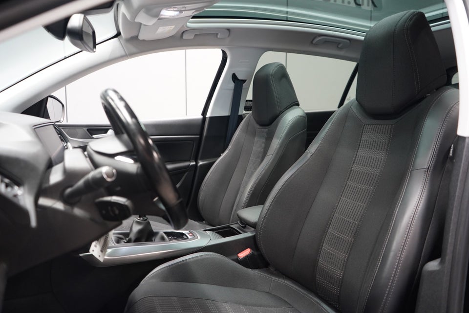 Peugeot 308 1,2 e-THP 130 Allure Sky 5d