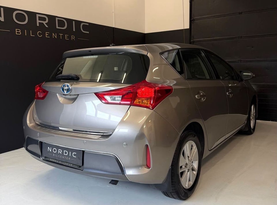 Toyota Auris 1,8 Hybrid H2+ CVT 5d