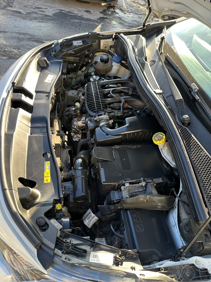 Peugeot 2008 1,2 PureTech 82 Selection Sky 5d