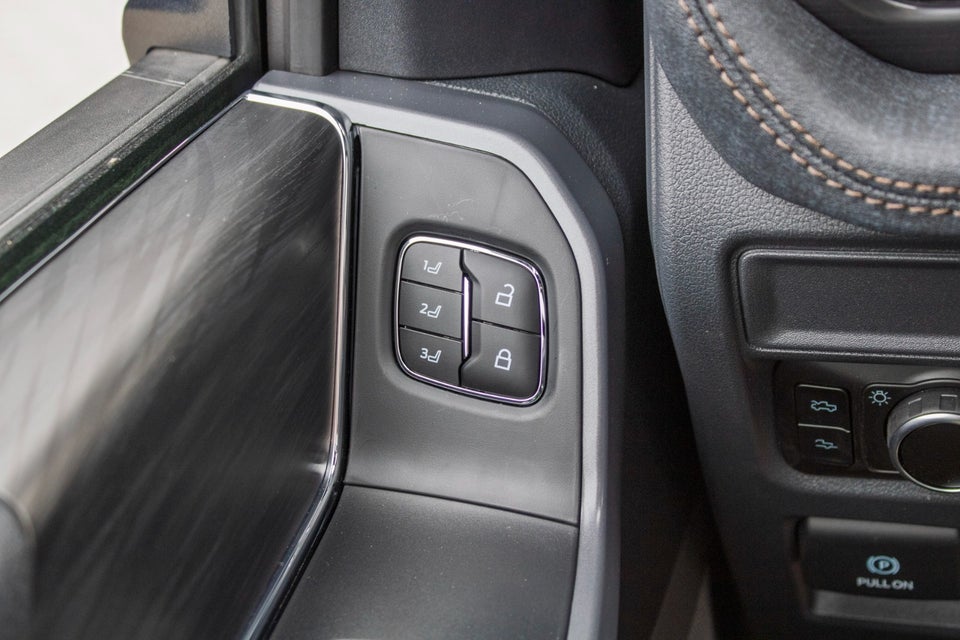 Ford F-150 131 Lightning Lariat Extended Range 4d