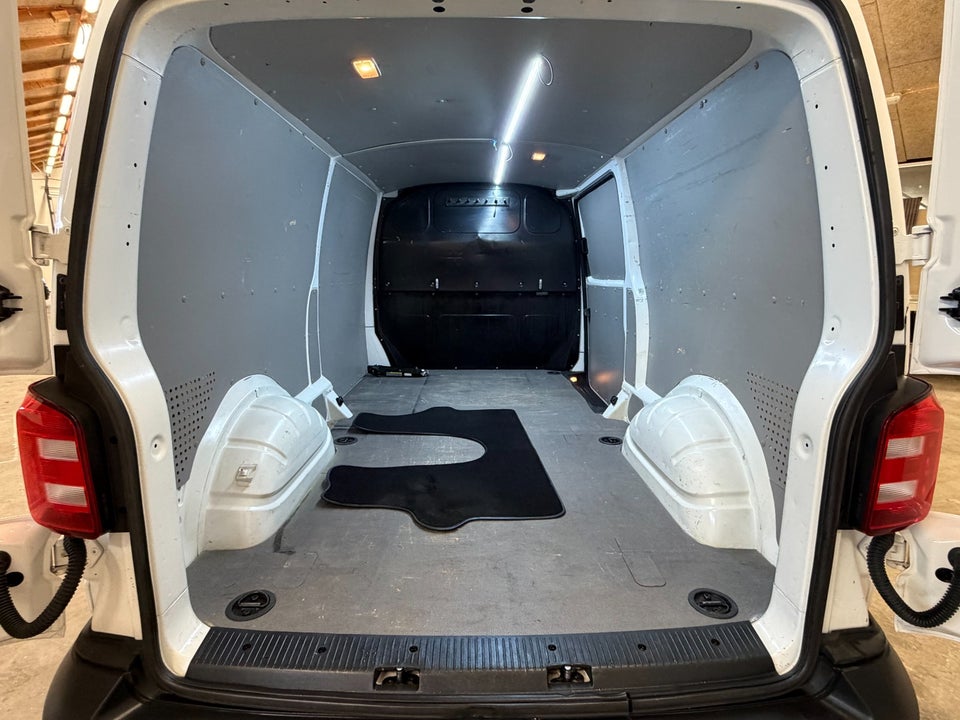 VW Transporter 2,0 TDi 150 Kassevogn lang