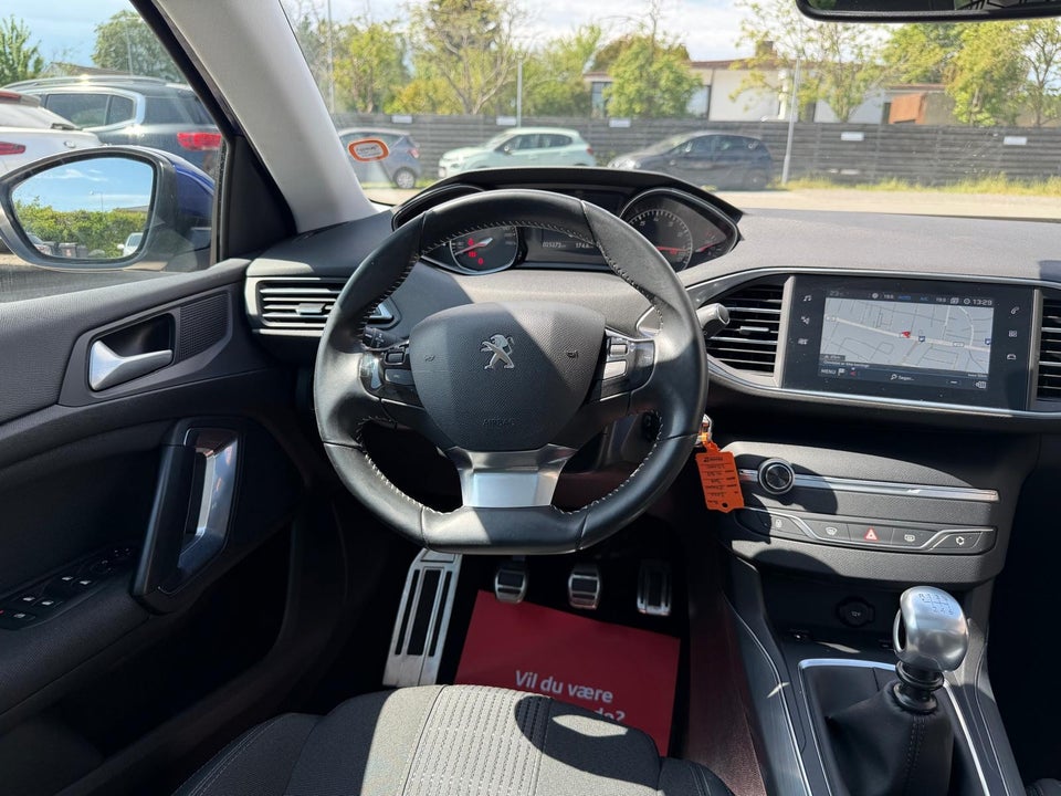 Peugeot 308 1,2 PureTech 130 Selection Sky 5d