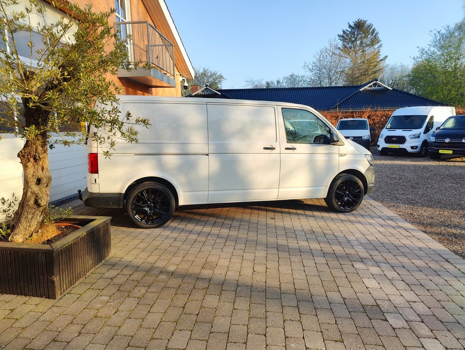 VW Transporter 2,0 TDi 150 Kassevogn DSG lang