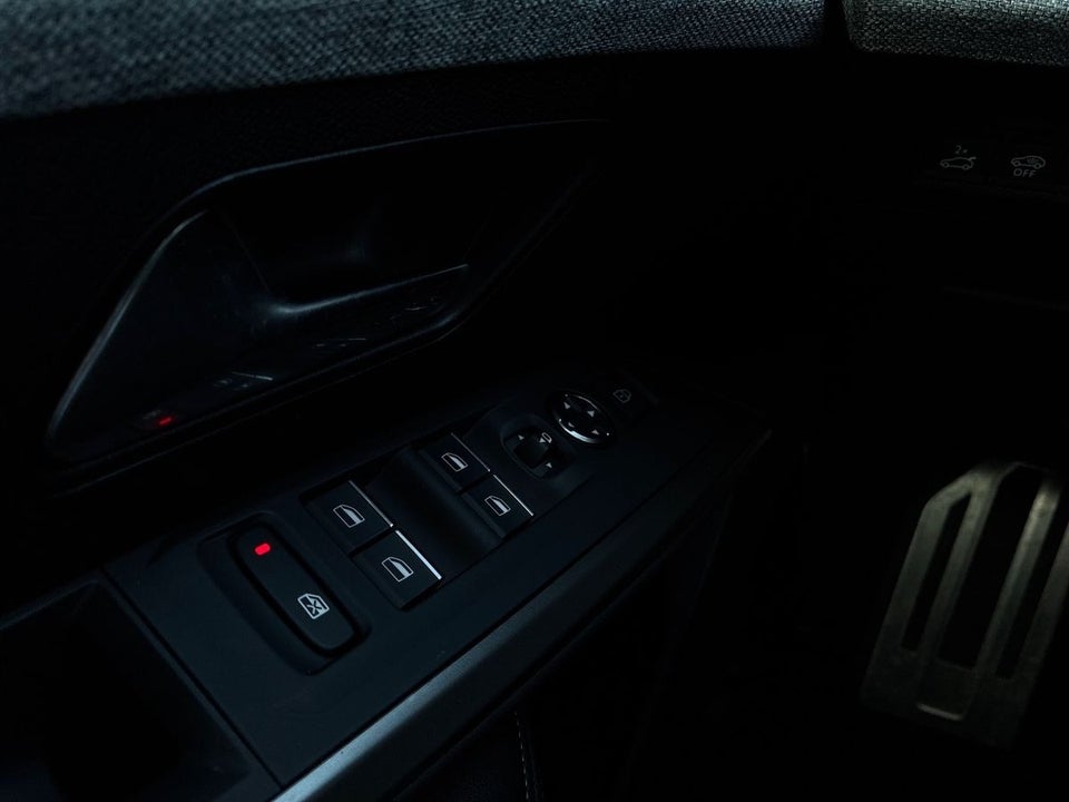 Peugeot e-3008 77 GT 5d