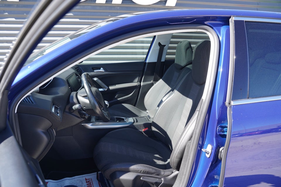 Peugeot 308 1,2 e-THP 130 Allure Sky 5d