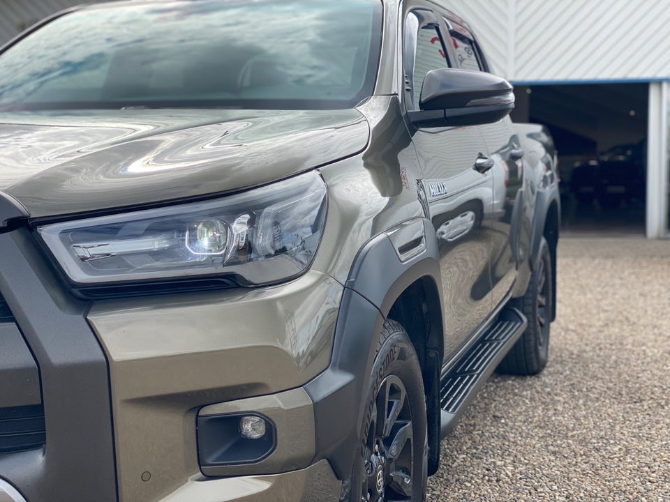 Toyota HiLux 2,8 D T4 Invincible Db.Kab aut. 4d