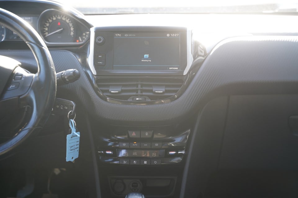 Peugeot 2008 1,6 BlueHDi 100 Allure Sky 5d