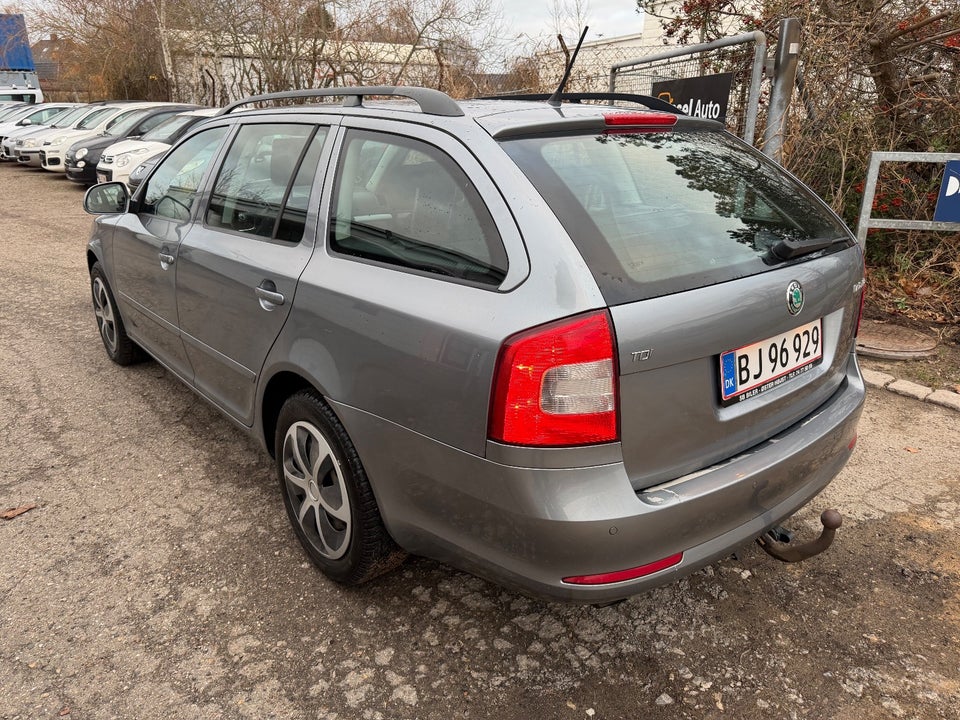 Skoda Octavia 1,6 TDi 105 Ambiente Combi 5d