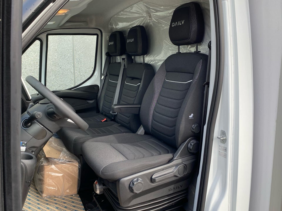 Iveco Daily 3,0 35S18 4100mm Box m/lift AG8