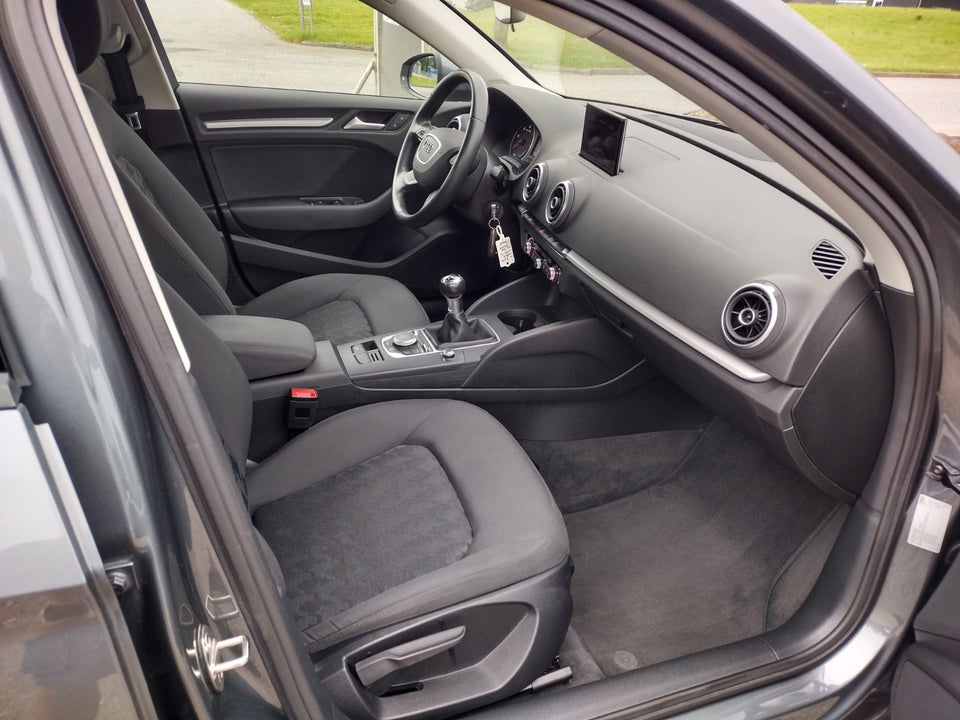 Audi A3 1,6 TDi 110 Attraction 4d