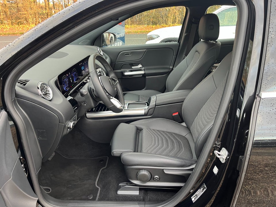 Mercedes EQA300 Progressive 4Matic 5d