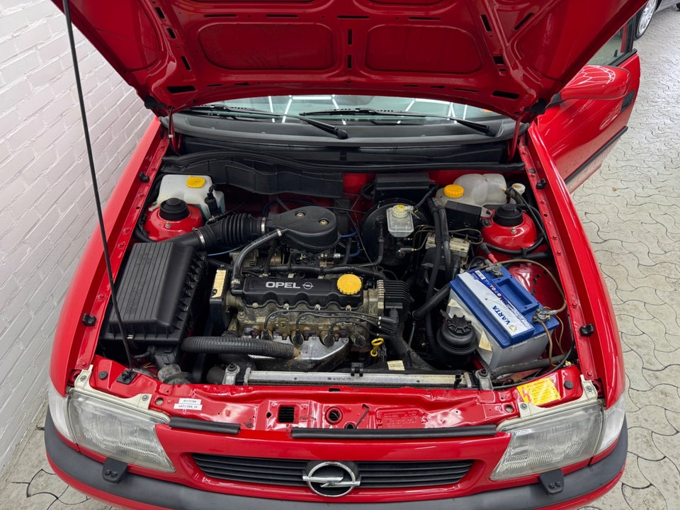 Opel Astra 1,6 Champion 5d