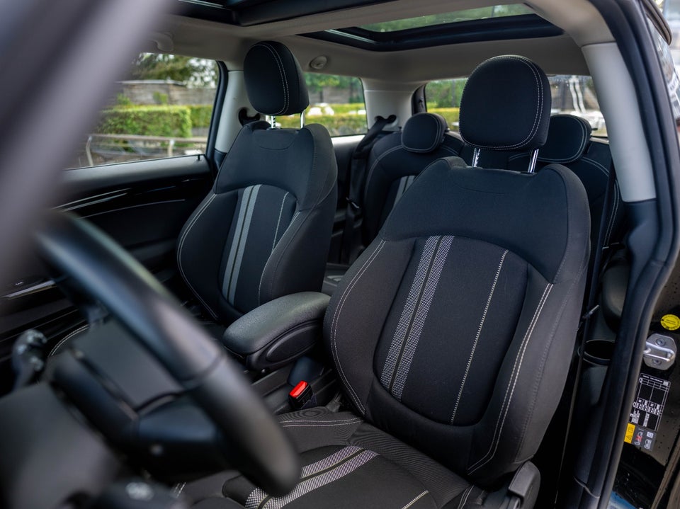MINI Cooper SE Essential 3d