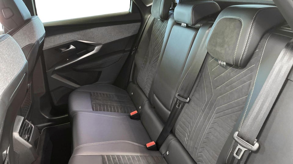 Peugeot e-3008 77 GT 5d