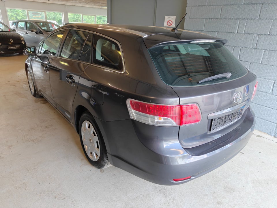 Toyota Avensis 1,6 VVT-i T1 stc. 5d