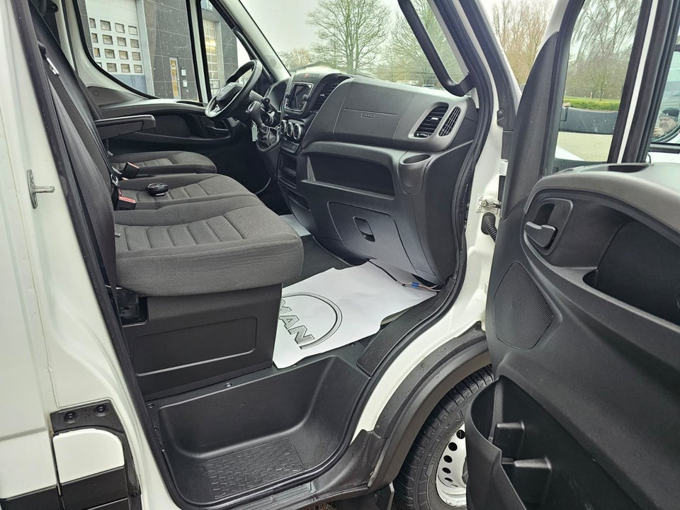 Iveco Daily 3,0 35S18 4100mm Box m/lift AG8