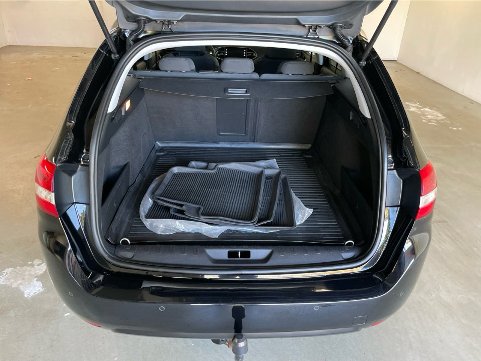 Peugeot 308 1,5 BlueHDi 130 Allure Grand SW 5d