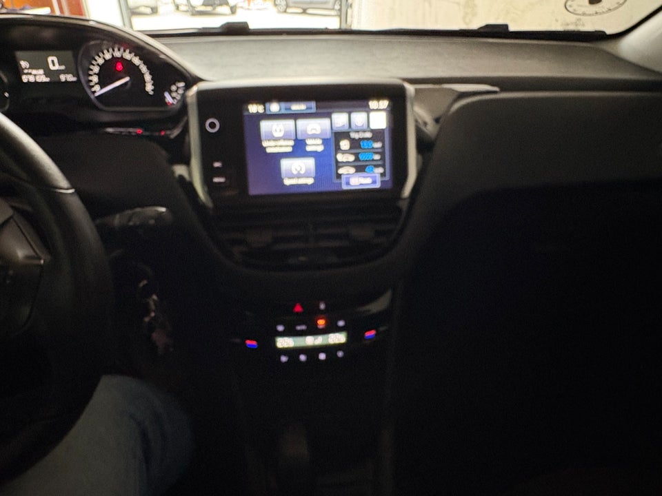 Peugeot 208 1,2 VTi 82 Allure Sky 5d