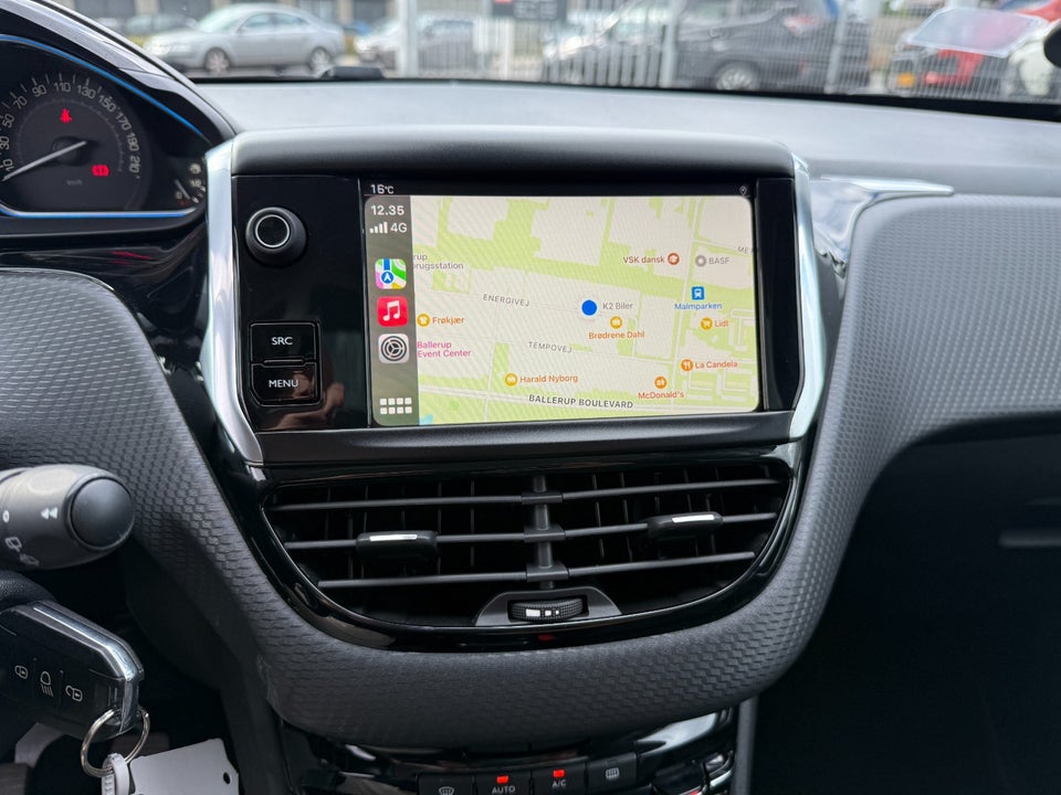 Peugeot 2008 1,2 e-THP 110 Selection Sky 5d