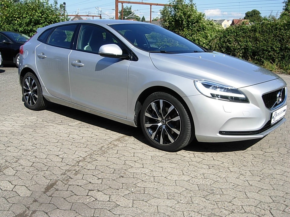 Volvo V40 2,0 T3 152 Momentum 5d
