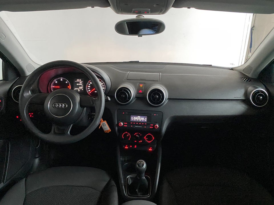 Audi A1 1,6 TDi 90 Attraction Sportback 5d