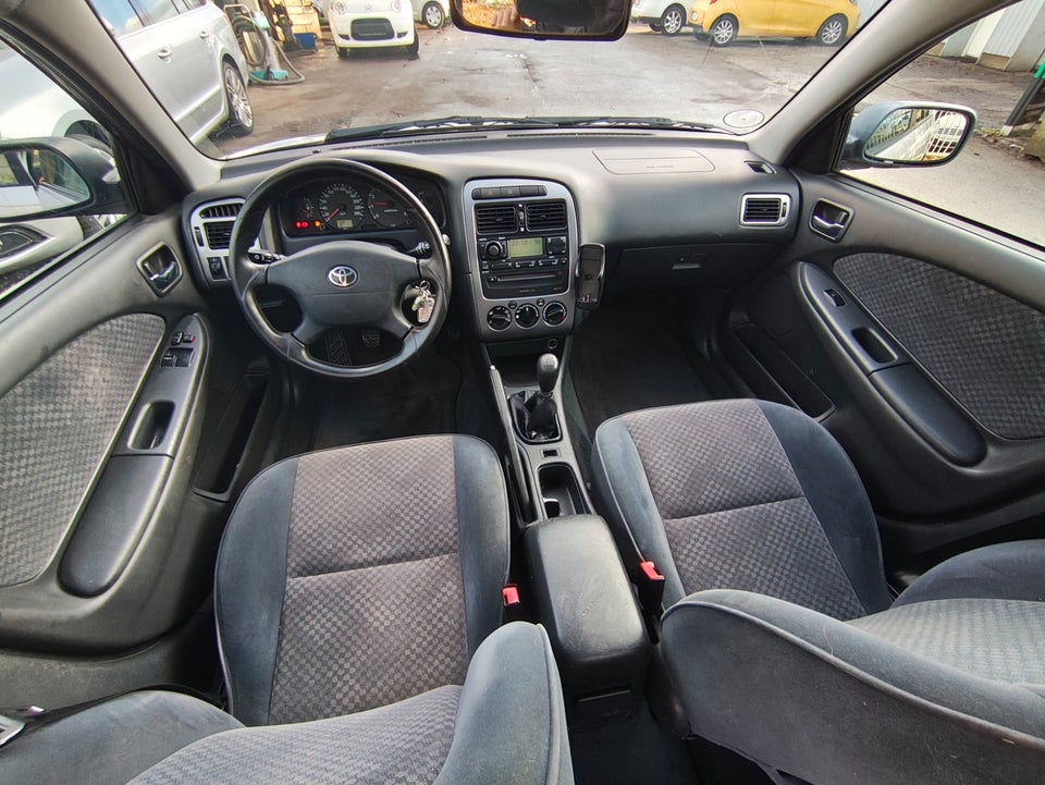 Toyota Avensis 1,8 VVT-i Terra 4d