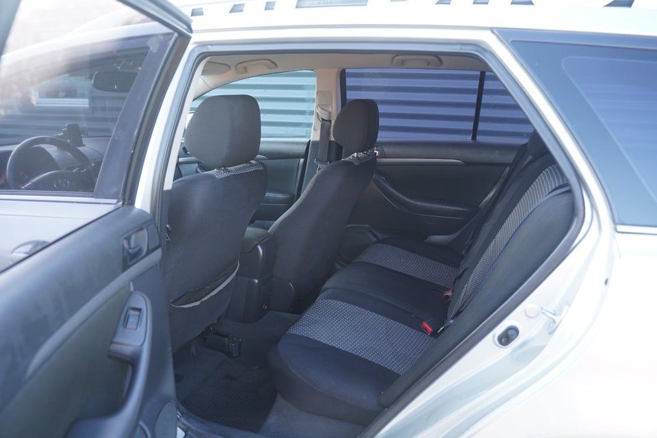 Toyota Avensis 1,8 VVT-i Elegance stc. 5d