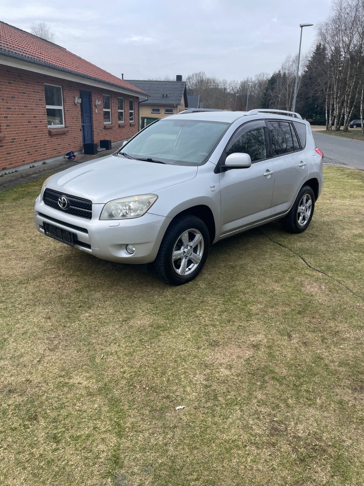 Toyota RAV4 2,2 D-4D 136 4x4 Van 5d