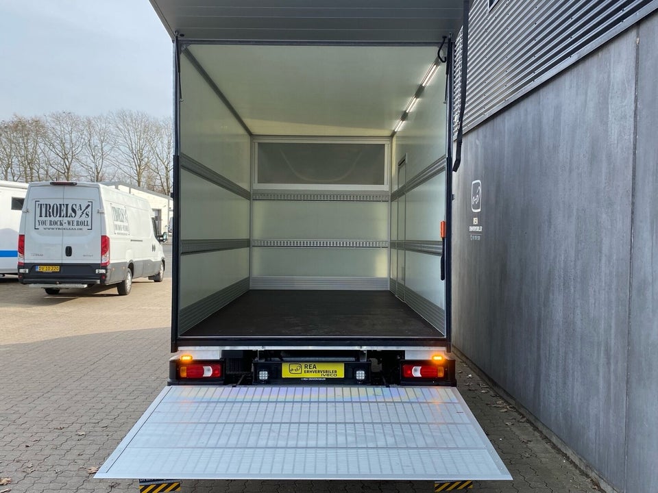 Iveco Daily 3,0 35S18 4100mm Box m/lift AG8