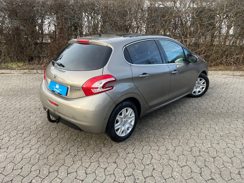 Peugeot 208 1,2 VTi Allure Sky 5d