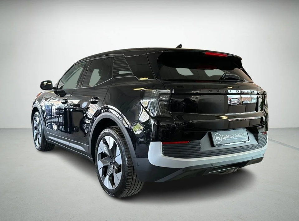 Ford Explorer 79 Premium Extended Range 5d