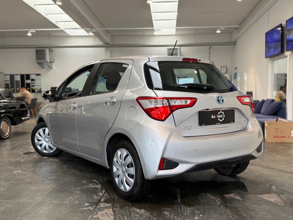 Toyota Yaris 1,5 Hybrid CHIC e-CVT 5d