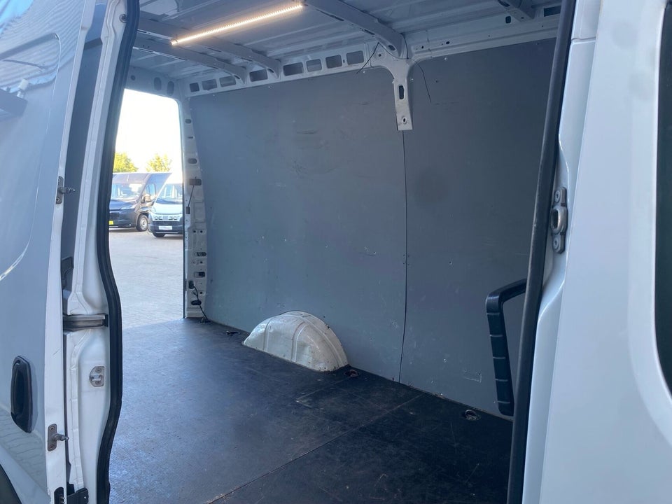 Iveco Daily 2,3 35S16 12m³ Van AG8