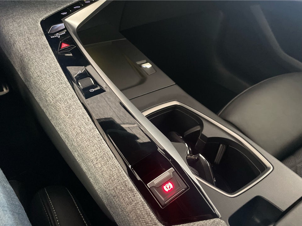 Peugeot e-3008 77 GT Pack 5d