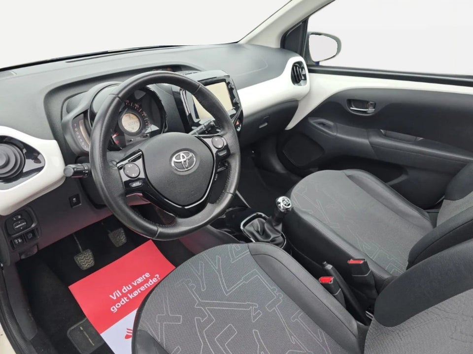 Toyota Aygo 1,0 VVT-i x-wave Sky 5d