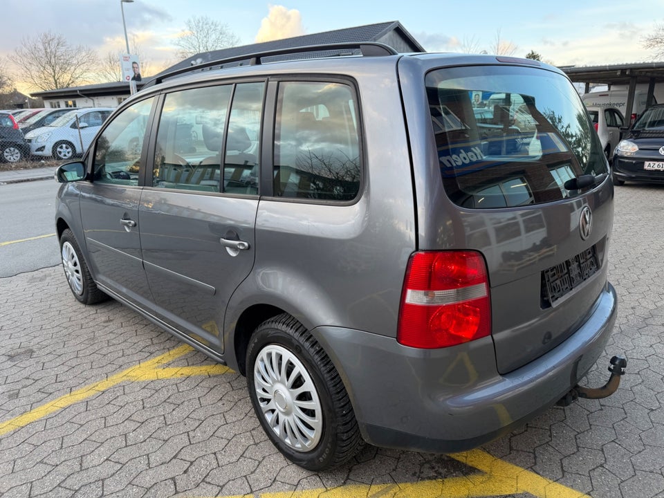 VW Touran 1,6 FSi Highline 5d